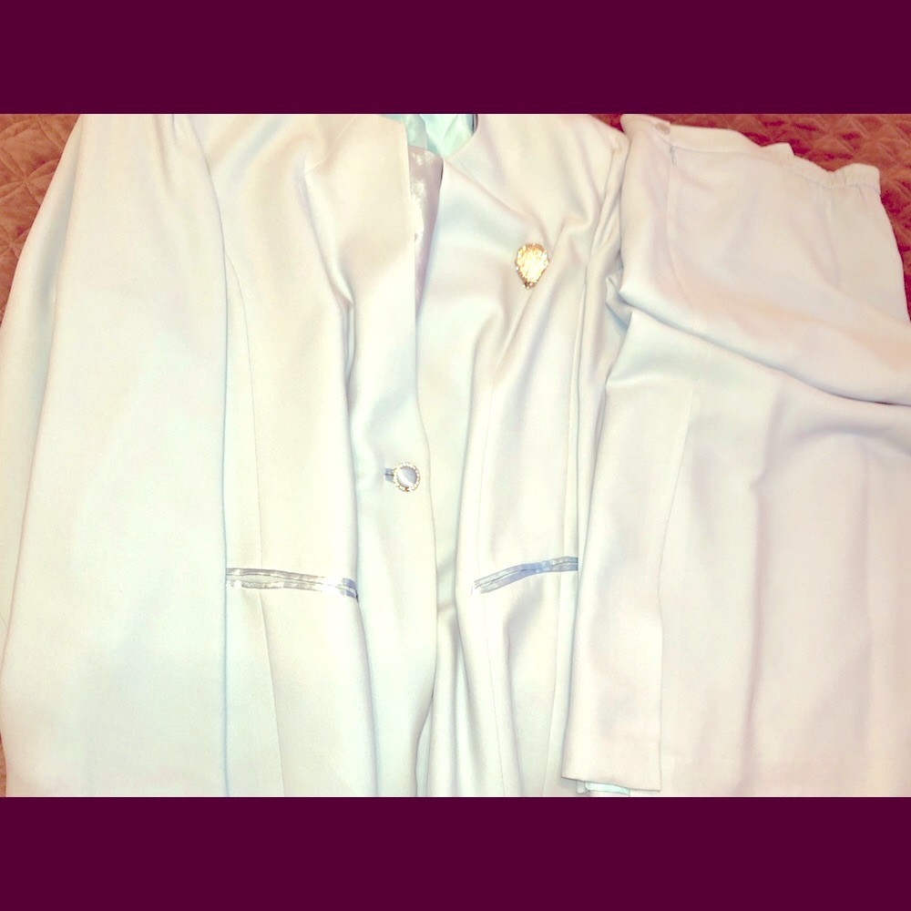 Plus size 3pc almost new ladies suit w/broach